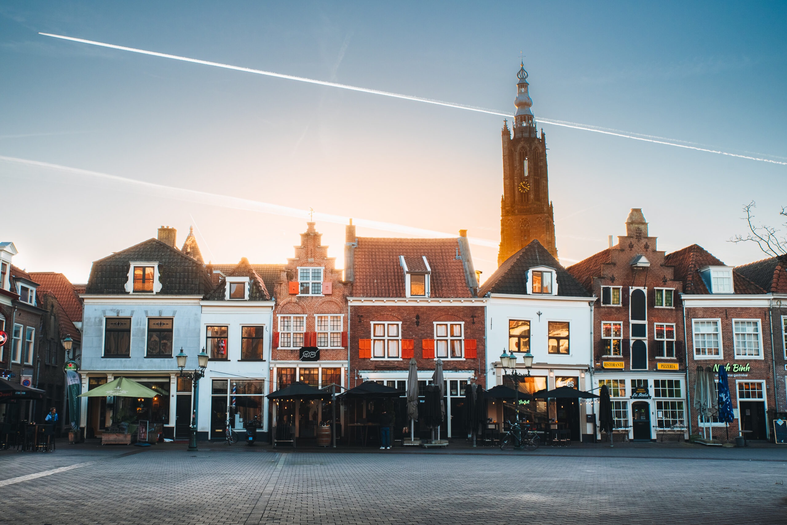 Plein in Amersfoort met historische gevels in tegenlicht, gefotografeerd tijdens het gouden uur voor zonsondergang.