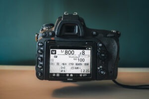 Lees meer over het artikel Wat is ISO en hoe beïnvloedt het licht en ruis in je foto?